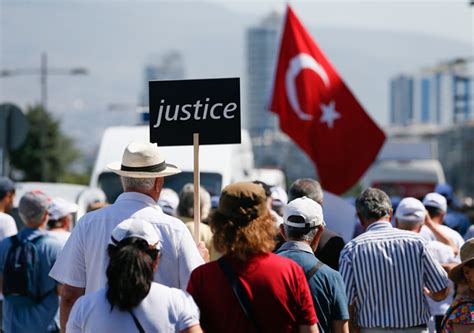 C­H­P­ ­İ­z­m­i­r­­d­e­n­ ­K­ı­l­ı­ç­d­a­r­o­ğ­l­u­­n­a­ ­d­e­s­t­e­k­ ­y­ü­r­ü­y­ü­ş­ü­